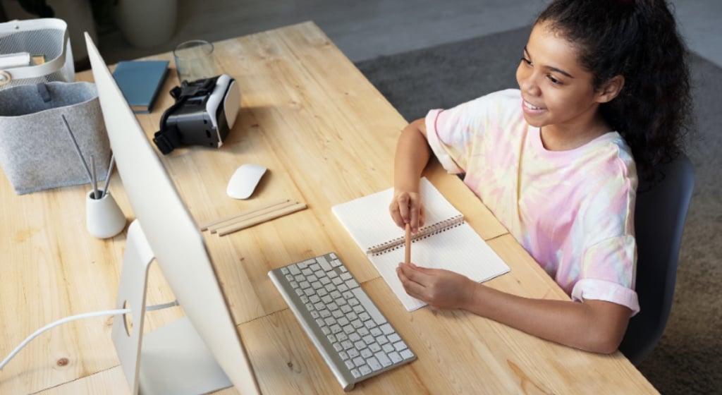 E-learning tips for parents: 5 ways to support your student from home